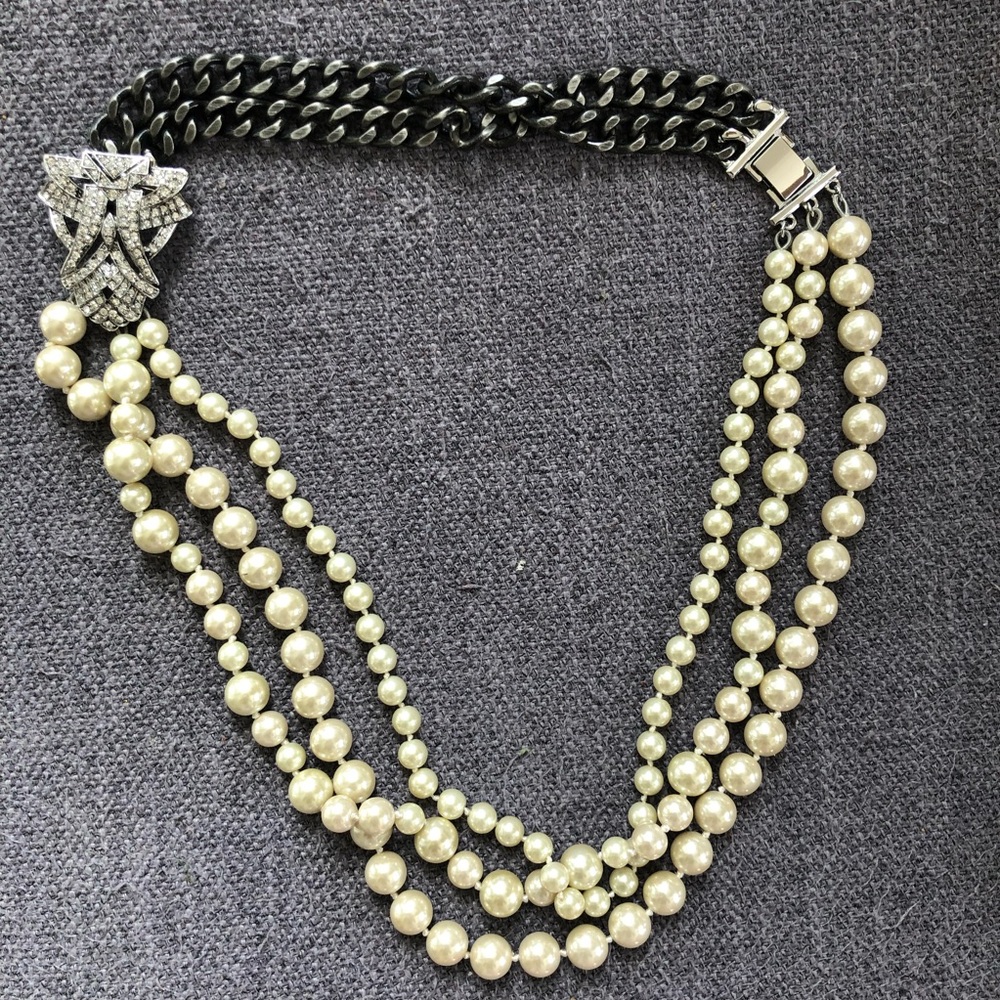 Thick pearl necklace